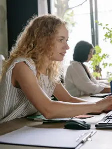 Enseignante accompagnant un élève en classe, à La Réunion